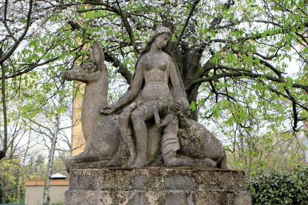 Skulptur Frau Hirschkuh