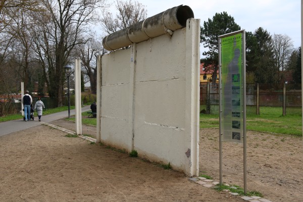 Mauerrest-Denkmal