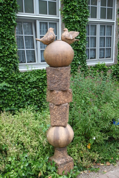 Skulptur Taube Kugel