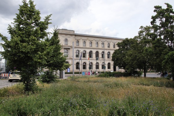 Platz vor dem neuen Tzor